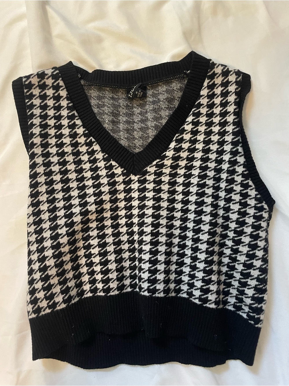 Black & White Houndstooth V-Neck Knit Vest